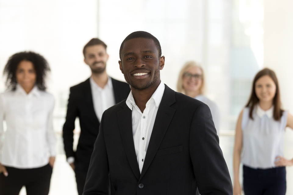 Groupe d'auditeurs africains enthousiastes en session de formation